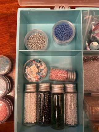 Caja de abalorios y cuentas para manualidades