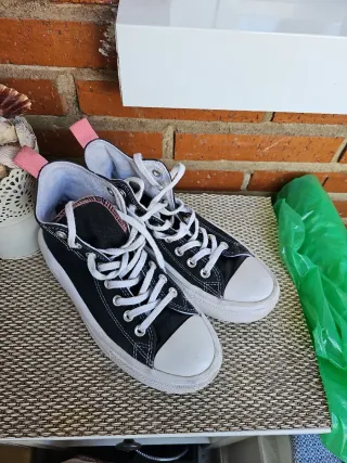 Converse negras con detalles rosas