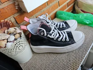 Converse negras con detalles rosas