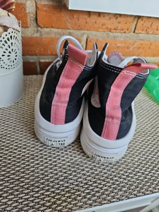 Converse negras con detalles rosas