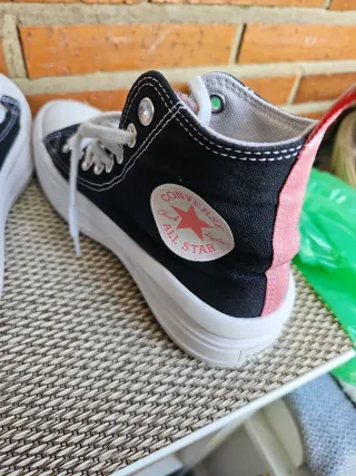 Converse negras con detalles rosas
