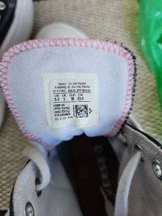 Converse negras con detalles rosas