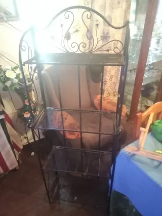 Estantería metálica negra con detalles