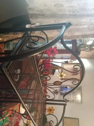 Estantería metálica negra con detalles