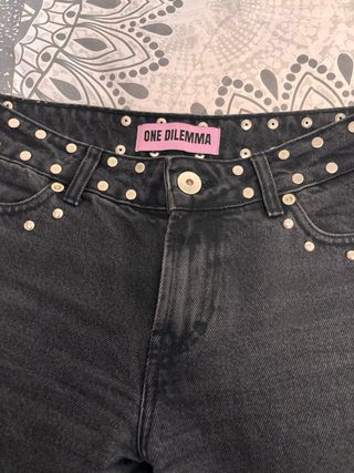 Pantalón One Dilemma negro con tachuelas.