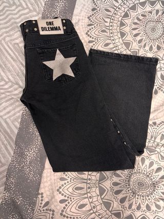 Pantalón One Dilemma negro con tachuelas.