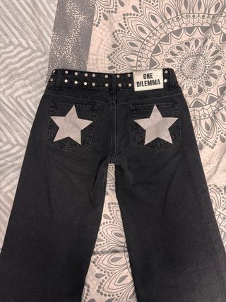 Pantalón One Dilemma negro con tachuelas.