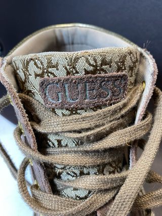 Zapatillas Guess Piel Ante y Tela Marrón Dorado