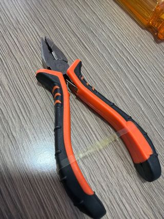 Destornillador y alicates con puntas