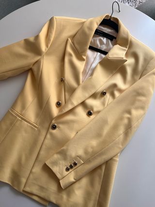 Traje Zara amarillo dos piezas