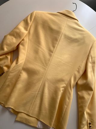 Traje Zara amarillo dos piezas