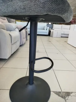 Taburete giratorio y regulable en altura