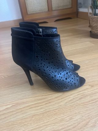 Botines negros calados con cremallera