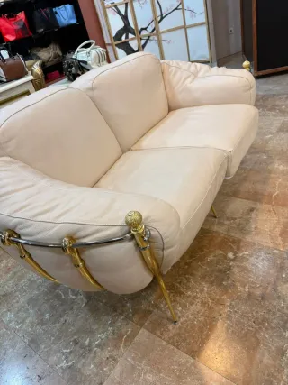 Sofá Loveseat de Piel Beige y Dorado