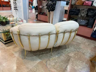 Sofá Loveseat de Piel Beige y Dorado