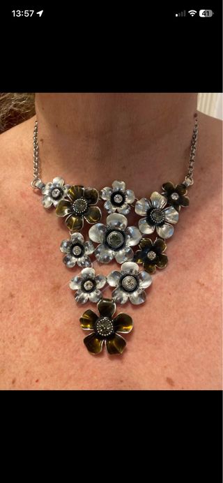 GARGANTILLA DE SEÑORA DE BISUTERÍA.