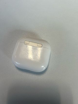 Estuche AirPods 4 Blanco.