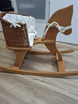 Caballito balancín madera y mimbre