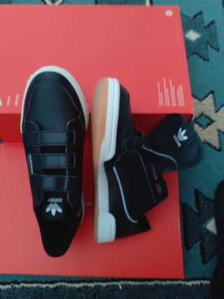 Zapatillas Adidas Negras y Blancas nuevas a estren