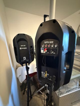 2 x Altavoces PA Activos y 2piernes Pasivos Skytec