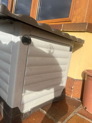 Casa para perro gris y blanca