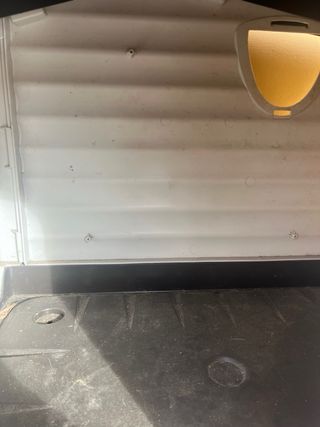 Casa para perro gris y blanca