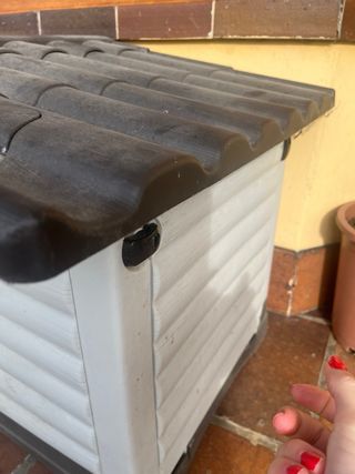 Casa para perro gris y blanca