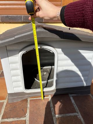 Casa para perro gris y blanca