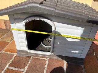 Casa para perro gris y blanca