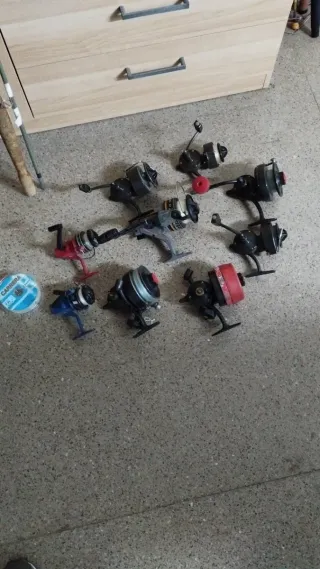 Cañas de pescar y carretes