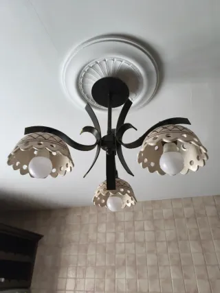 Lámpara de forja y cerámica hecha a mano .