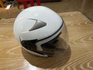 Casco de moto blanco