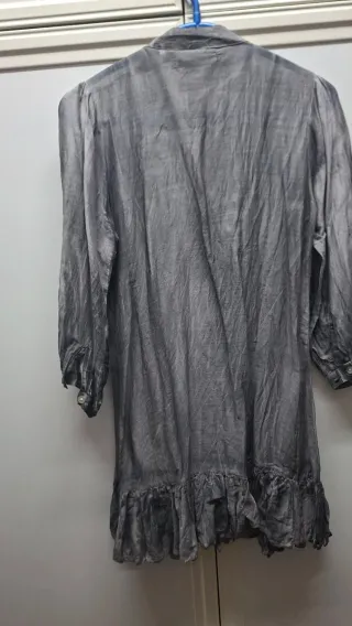 Blusa gris con volantes