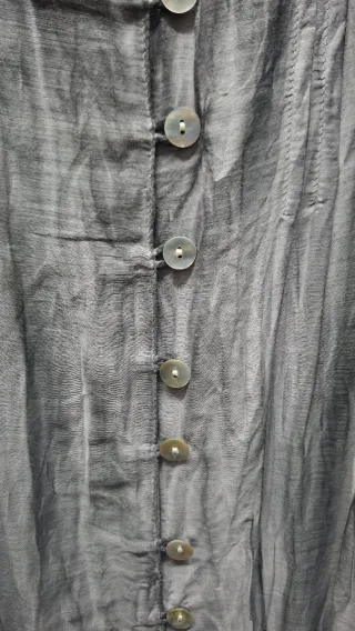 Blusa gris con volantes