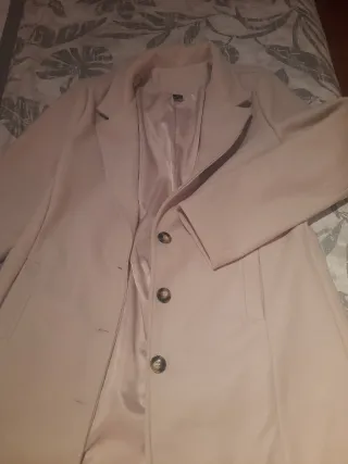 Abrigo beige elegante sin estrenar( me queda grand