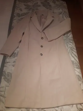 Abrigo beige elegante sin estrenar( me queda grand
