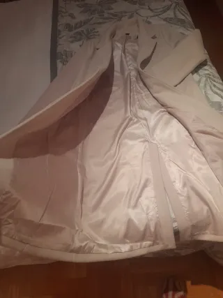 Abrigo beige elegante sin estrenar( me queda grand