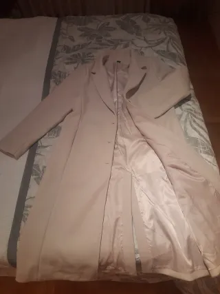 Abrigo beige elegante sin estrenar( me queda grand