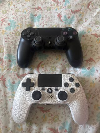 PS4 500GB con 2 juegos y 2 mandos
