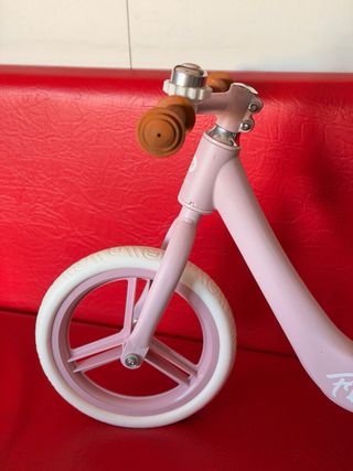 Bicicleta de equilibrio rosa para niña
