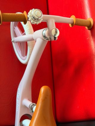 Bicicleta de equilibrio rosa para niña