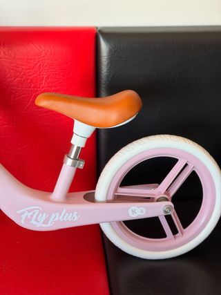 Bicicleta de equilibrio rosa para niña