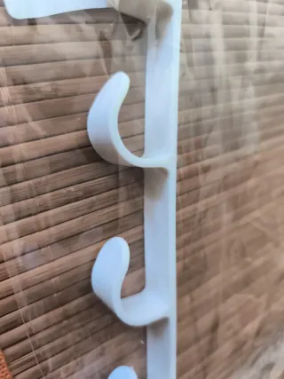 Percha de plástico blanca