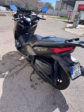 Yamaha Xmax 400 Momodesign