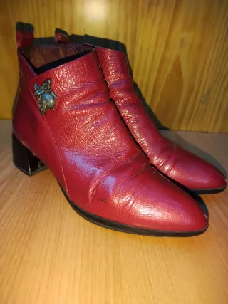 Botines rojos con detalle de abeja