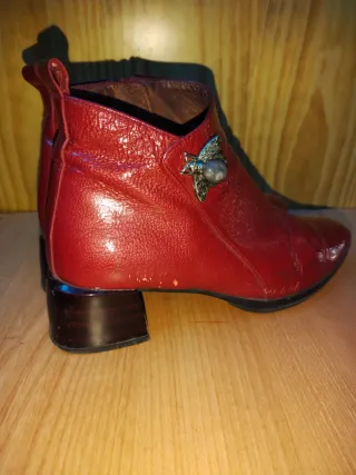 Botines rojos con detalle de abeja