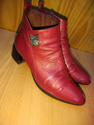 Botines rojos con detalle de abeja