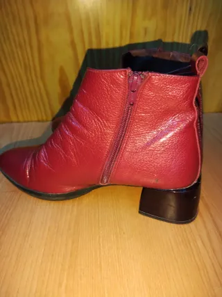 Botines rojos con detalle de abeja