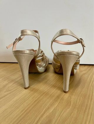 Sandalias de tacón de piel doradas