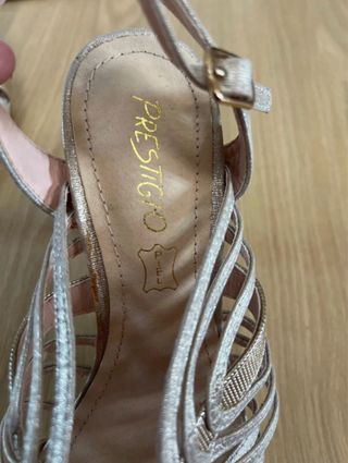 Sandalias de tacón de piel doradas